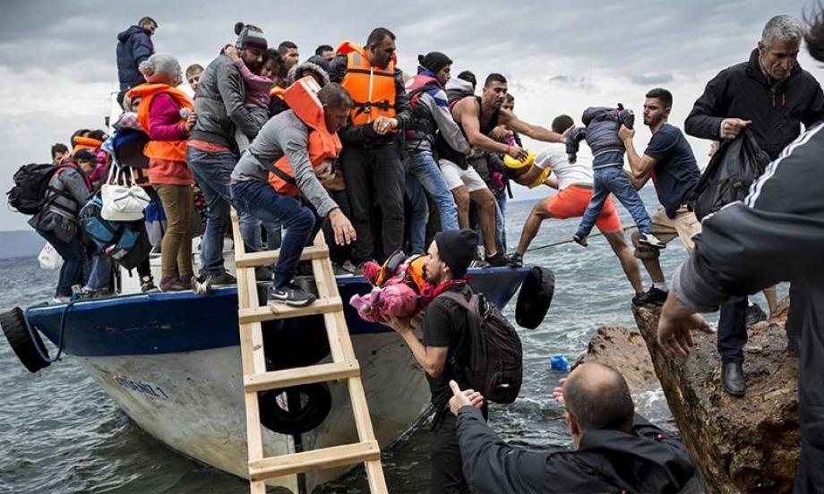 لاجئين سوريين أثناء توجههم إلى أوروبا