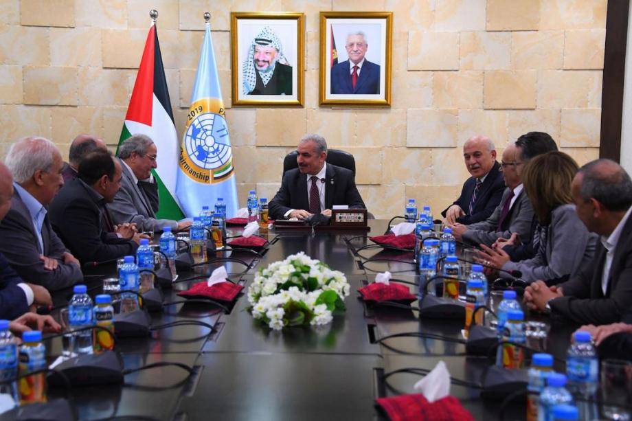 الحكومة الفلسطينية تواصل خططها التنموية.. وتوقعات بتحسن الاقتصاد