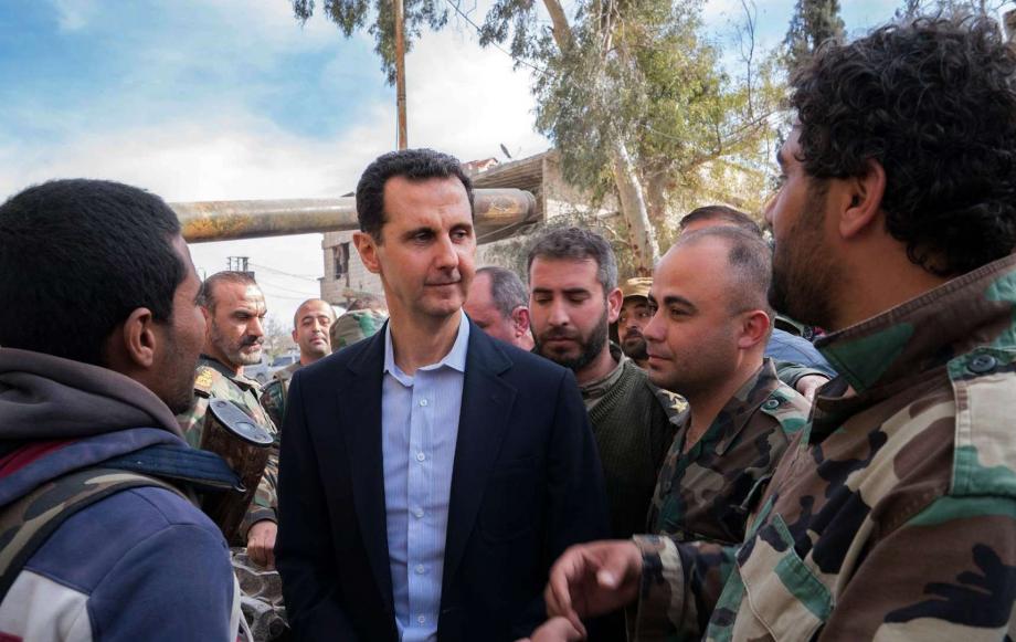 بشار الأسد محاطاً بعدد من ميليشياته في سوريا