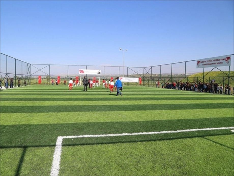 ملعب كرة قدم للاجئين السوريين في تركيا