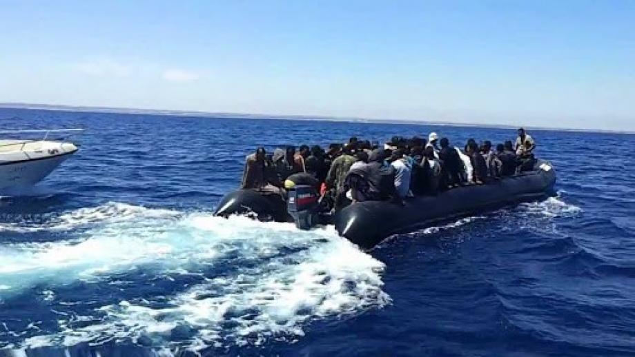 مهاجرون خلال تجاوزهم البحر في طريقهم نحو أوروبا