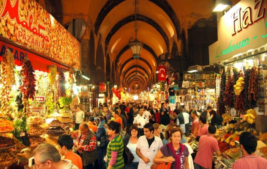 أحد أسواق مدينة إسطنبول التركية