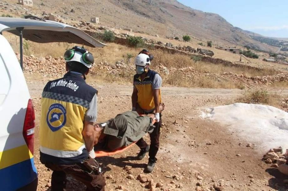 إسعاف الدفاع المدني لرجل أصيب بلدغة عقرب في ريف حماة الغربي - تعبيربة.