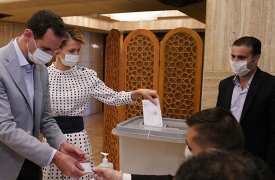 بشار الأسد خلال مشاركته في الاقتراع