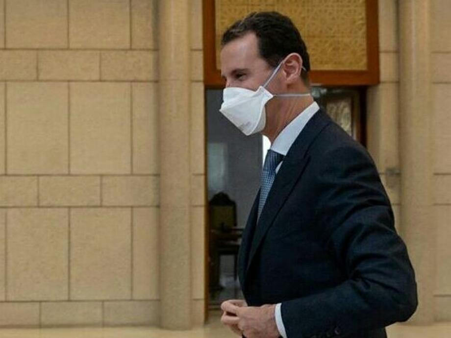 بشار الأسد يلبس كمامة.
