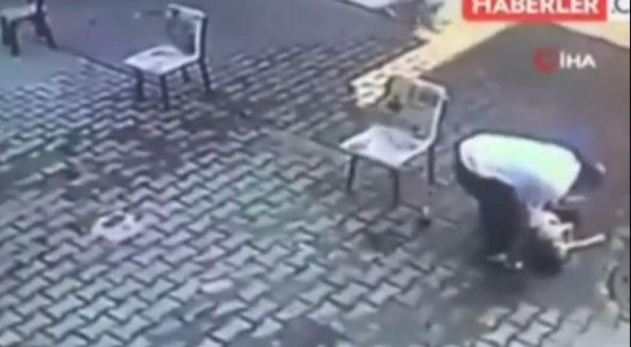 لقطة من مقطع الفيديو الذي وثق لحظة سقوط الطفل