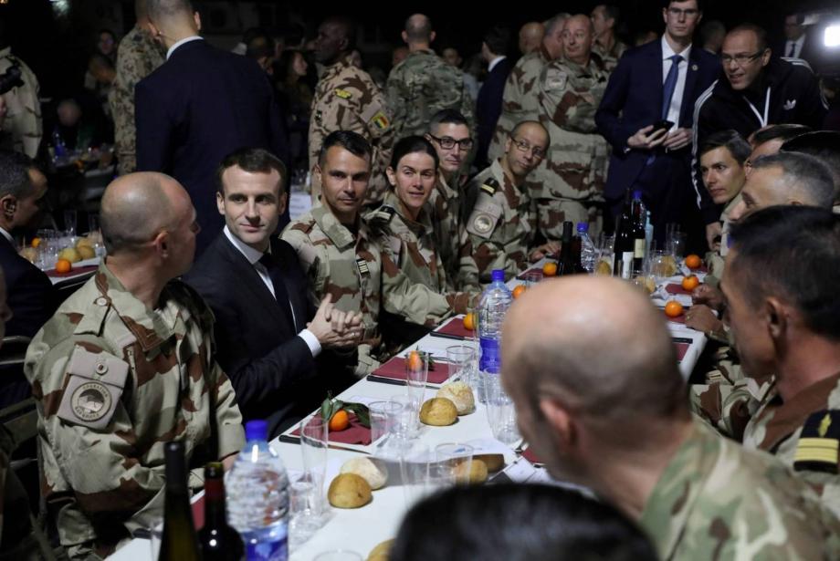 الرئيس الفرنسي وجنوده.