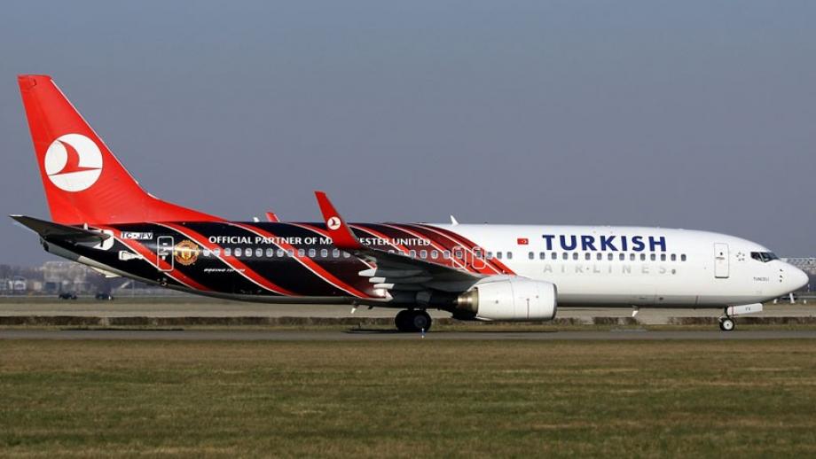 طائرة تركية مدنية في إحدى المطارات