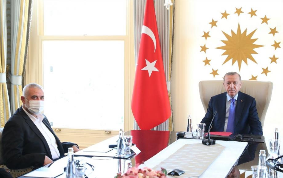 أردوغان خلال لقائه هنية في إسطنبول