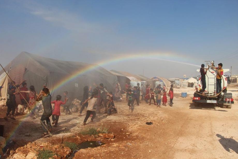 رش المياه في المخيمات شمالي سوريا