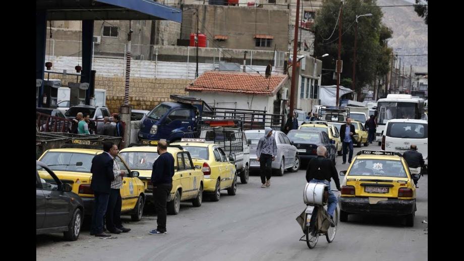 طوابير السيارات على محطات الوقود بمناطق الأسد