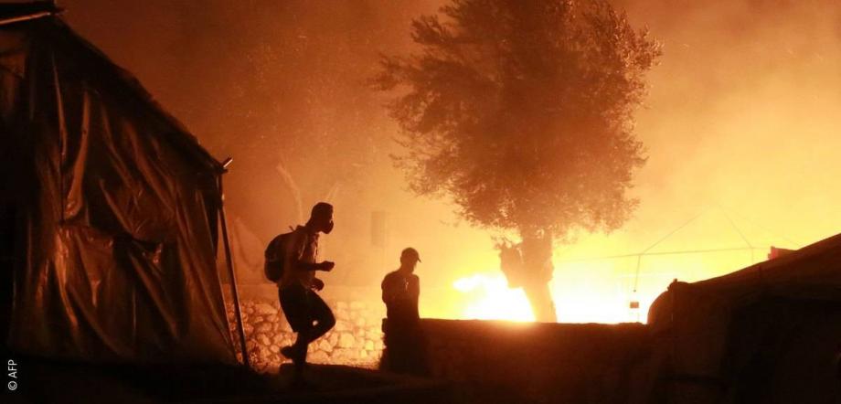 الحريق الذي اندلع في مخيم “موريا” المكتظ بطالبي اللجوء