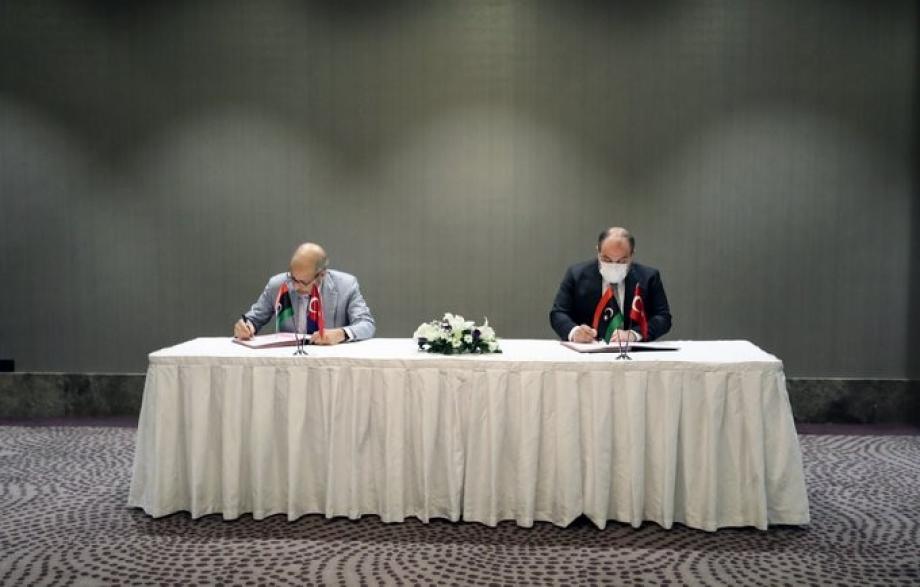 لحظة توقيع اتفاقية تعاون بين وزارة الصناعة والتكنولوجيا التركية مع مصرف ليبيا المركزي