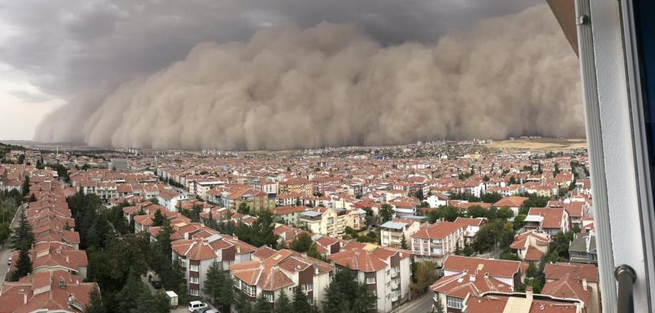 شاهد .. عاصفة رملية ضخمة تبتلع أحد أحياء العاصمة التركية