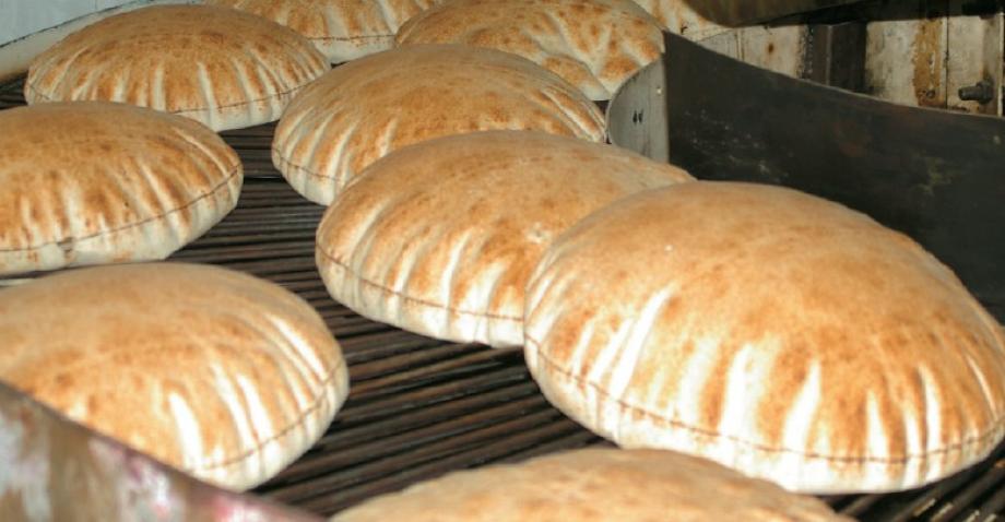 خبز في فرن آلي بسوريا
