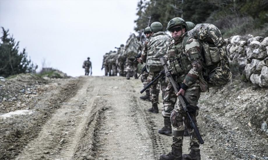 عناصر من قوات كوماندوز تركية على الحدود مع محافظة إدلب