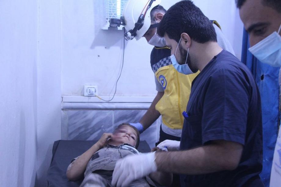 إنقاذ الدفاع المدني للمصابين في إدلب