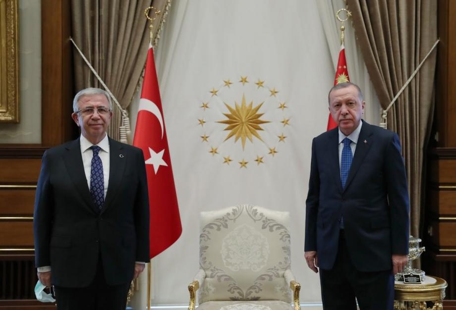 جانب من اللقاء بين أردوغان ورئيس بلدية أنقرة