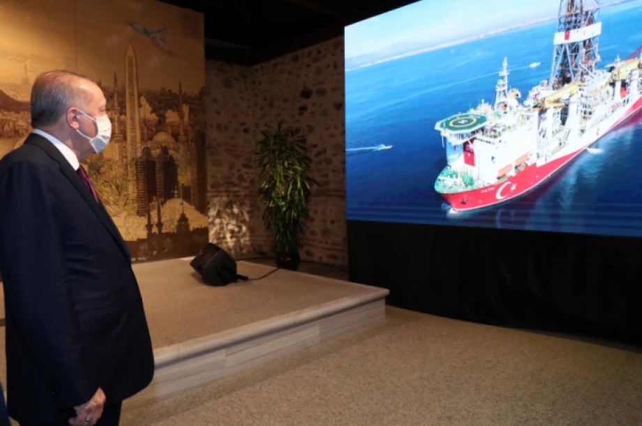 أدروغان خلال متابعة أعمال سفينة الفاتح للتنقيب عن الغاز