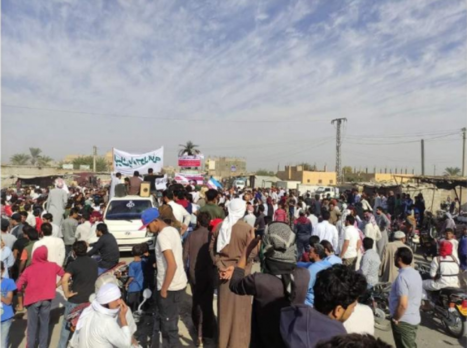 تظاهرة في دير الزور تنديداً بالإساءة للنبي محمد