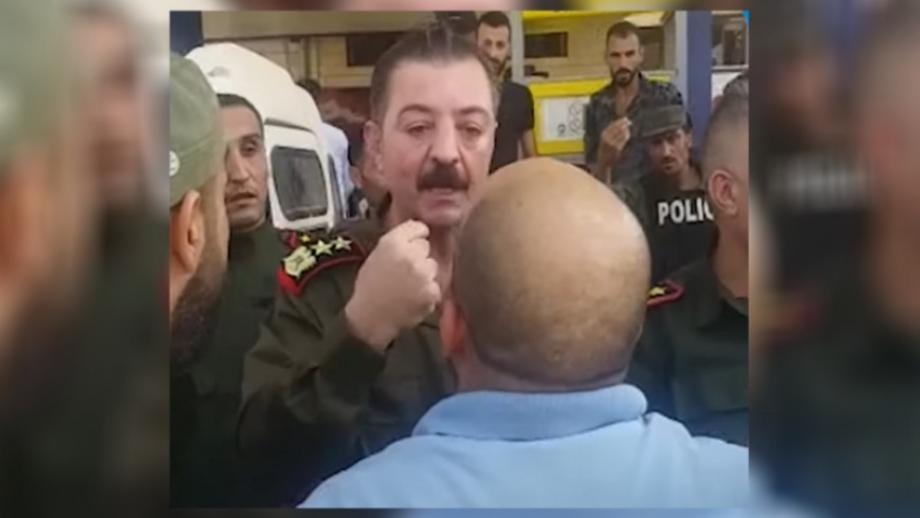 رجل في درعا يهدد ضابط في نظام الأسد