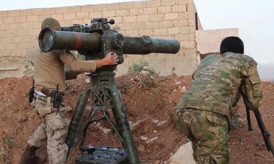 مقاتلان على جبهة ريف حماة يستخدمان صاروخ من نوع "تاو"