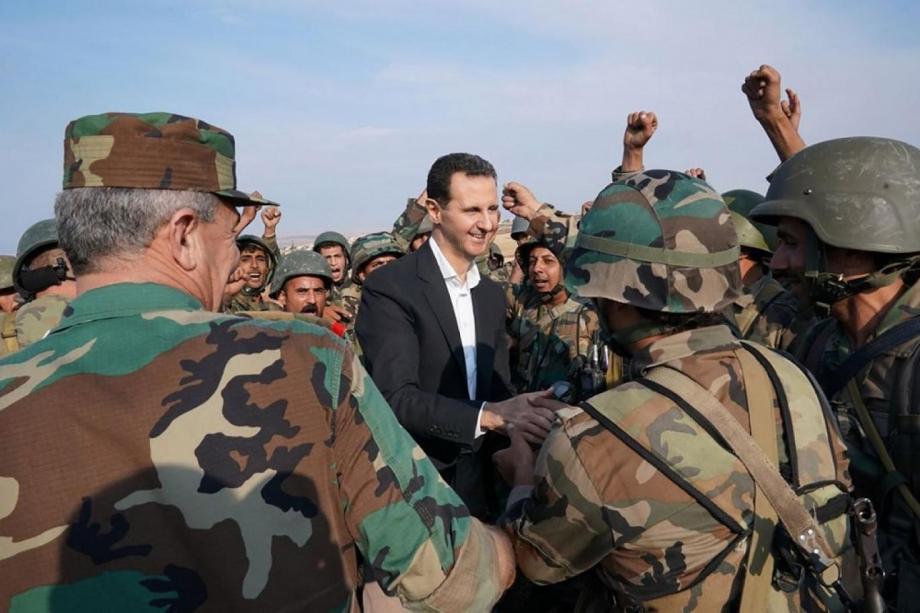 بشار الأسد وسط عدد من ميليشياته