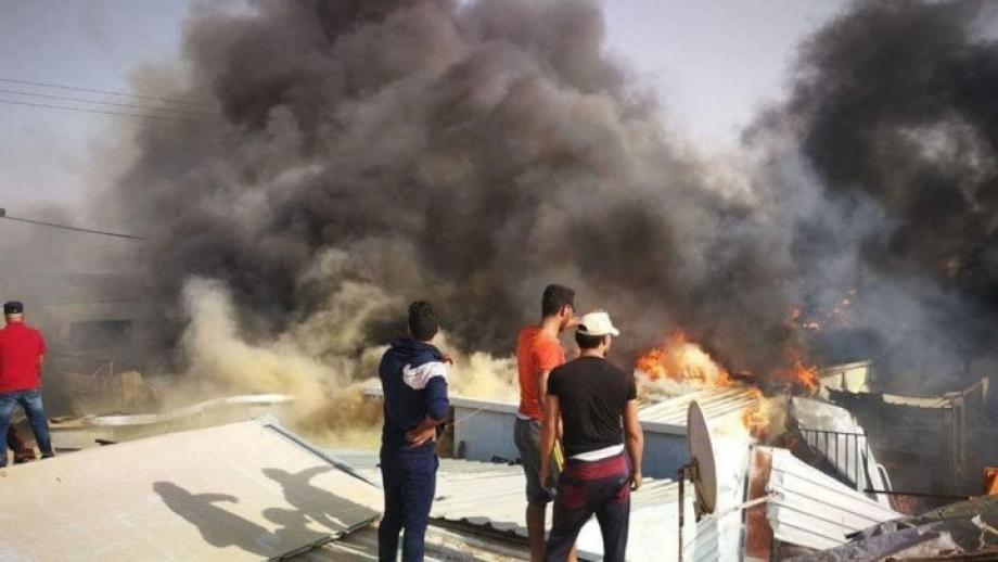 تصاعد الدخان من حريق في مخيم الزعتري