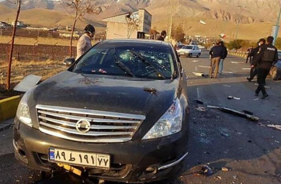 إحدى سيارات موكب العالم الإيراني فخري زاده التي تعرضت لإطلاق نار