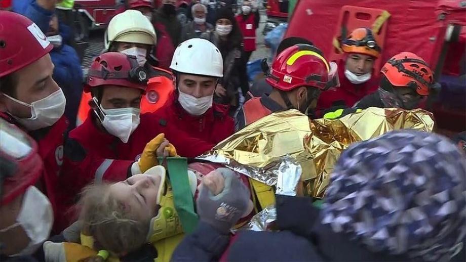 إنقاذ طفلة من تحت الأنقاض في تركيا.jpg