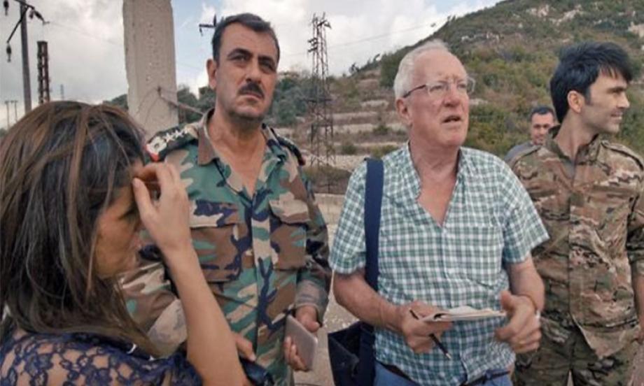 لبريطاني روبرت فيسك برفقة عناصر من ميليشيات الأسد في سوريا عام 2012