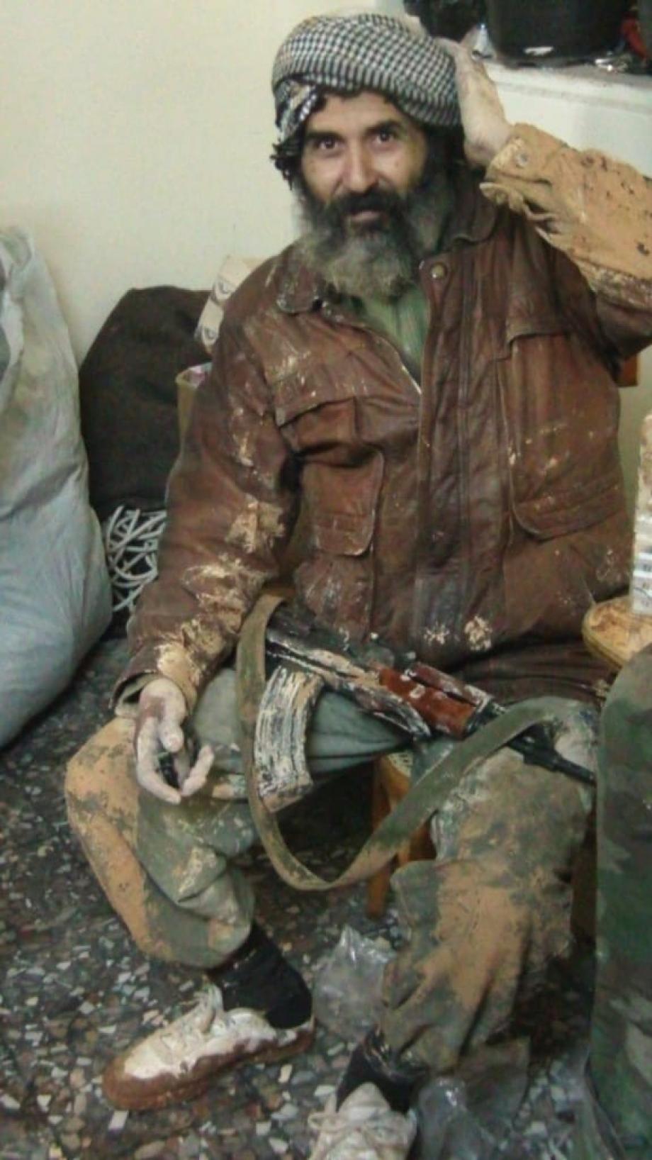 الضحية أبو صفوان حصرية أثناء وجوده بحمص المحاصرة