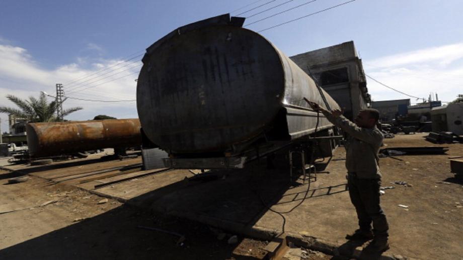 ورشة لصيانة خزانات الوقود في سوريا