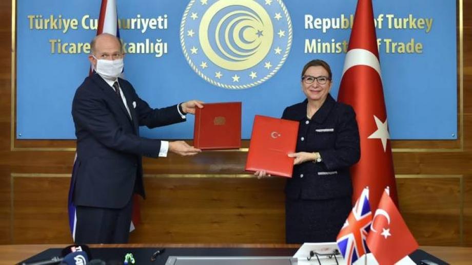 جانب من توقيق اتفاقية تجارية بين تركيا وبريطانيا