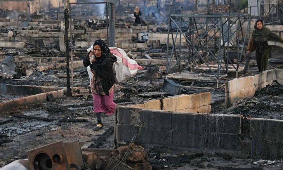 سوريون يعودون إلى مخيمهم بعد حرقه في شمالي لبنان