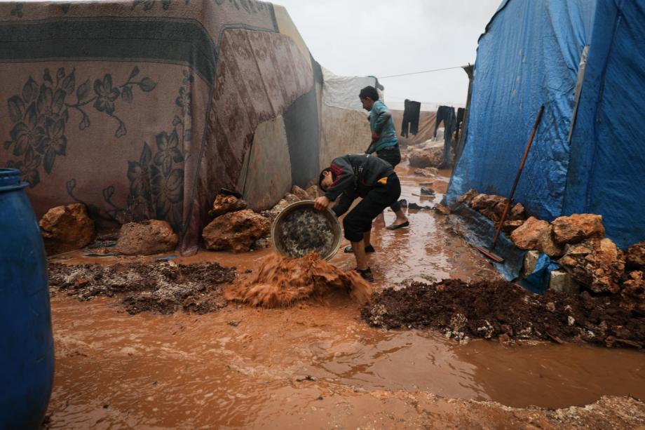 الطين في مخيمات الشمال السوري- الدفاع المدني