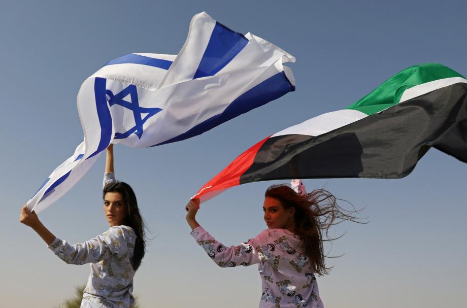 فتاتان تحملان العلم الإسرائيلي والعلم الإماراتي