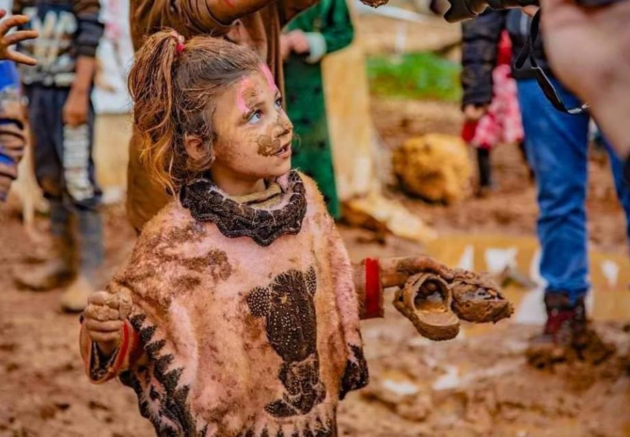 طفلة في فعالية الطين في شمال إدلب