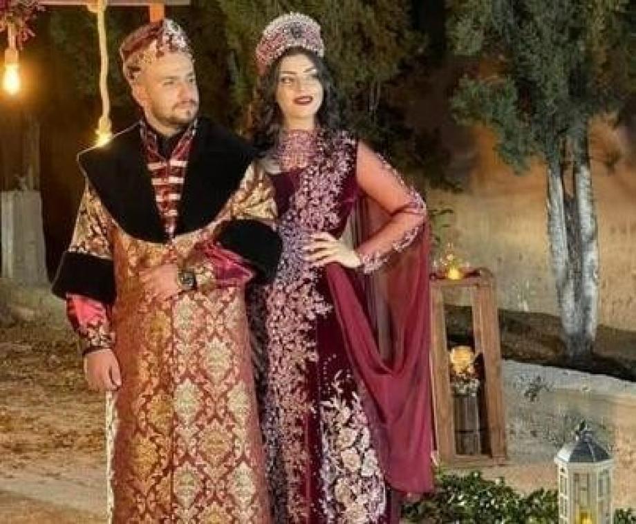نجل "أبو دلو" مع عروسته في الحفل