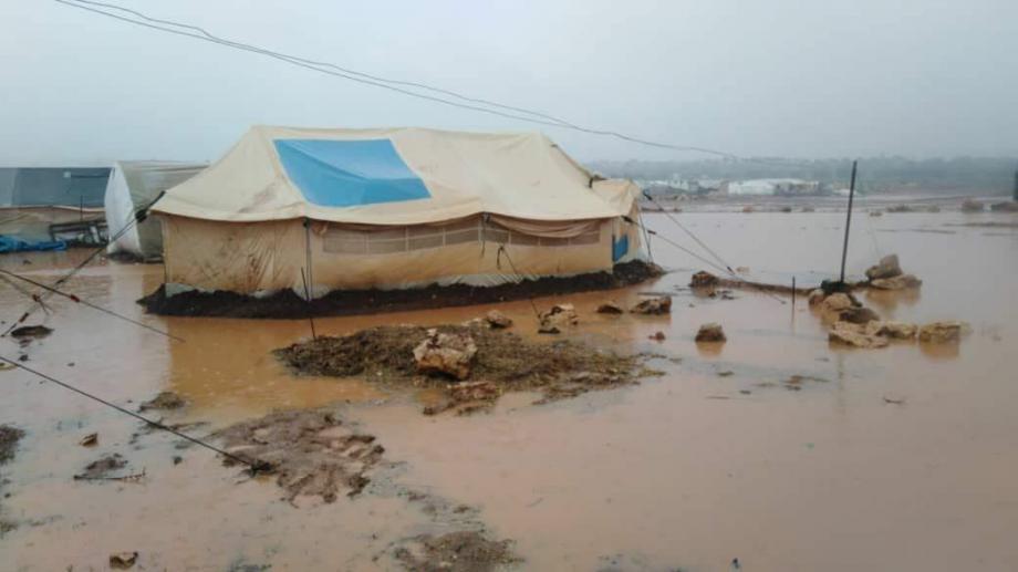 مخيمات النازحين السوريين تغرق في إدلب