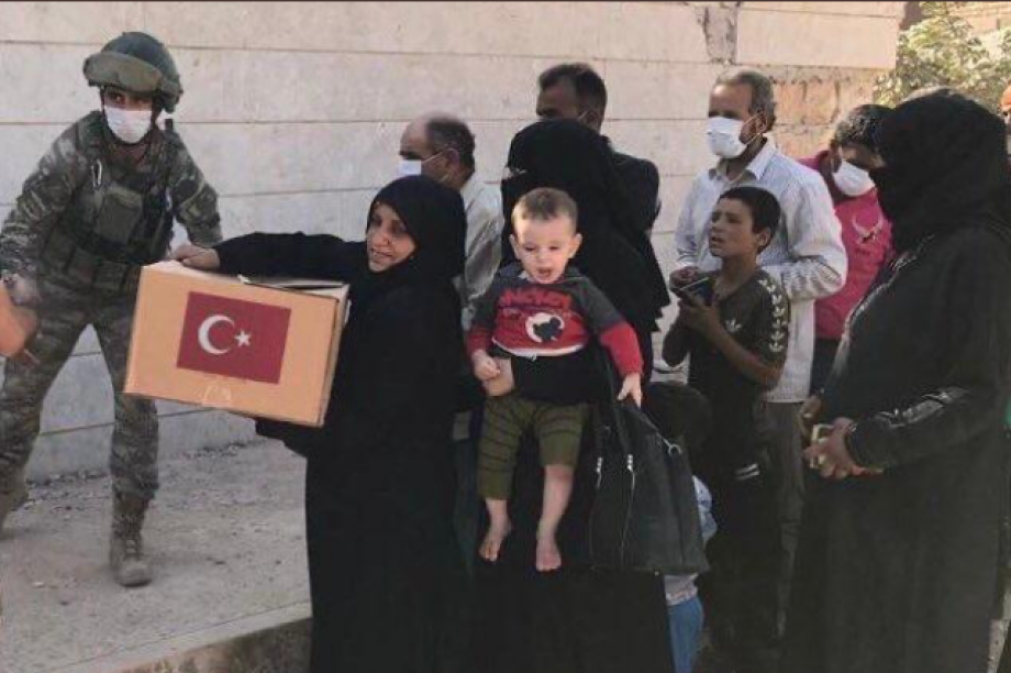 جانب من توزيع مساعدات تركية على أهالي الشمال السوري