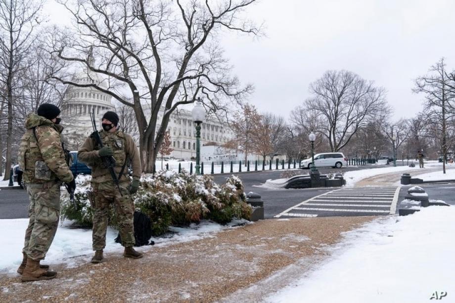 جنود الحرس الوطني يقفون في موقعهم على جانب مجلس النواب