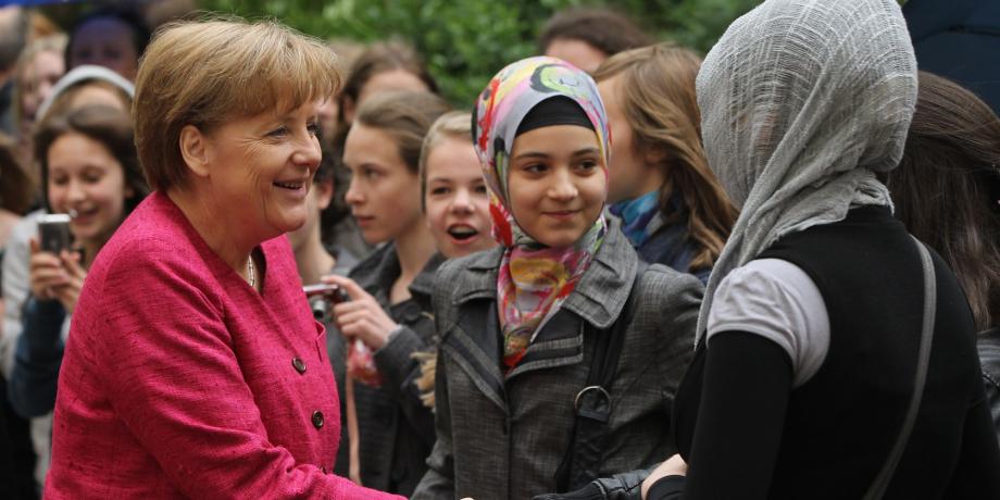المستشارة الألمانية أنجيلا ميركل مع فتيات مسلمات