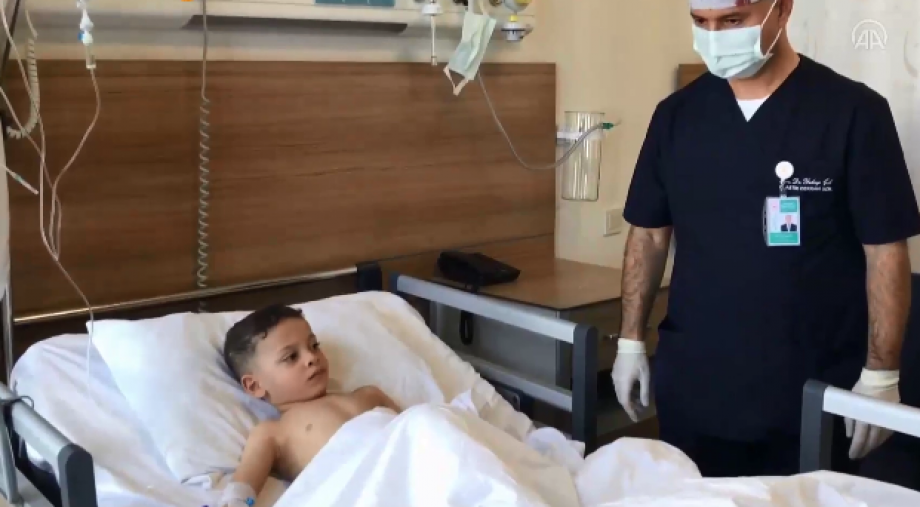 الطفل خلال تلقي العلاج داخل المشفى بعد إجراء العملية الجراحية