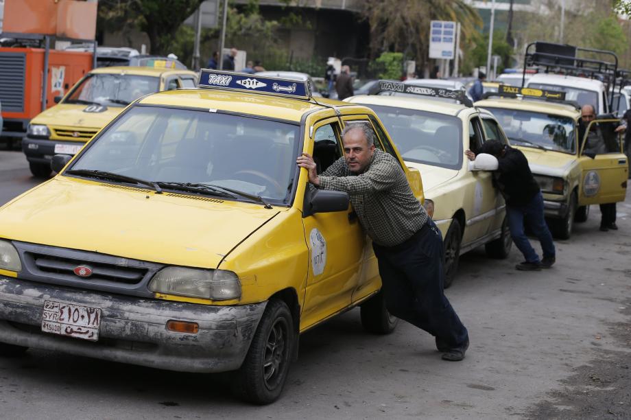 طوابير السيارات على محطة محروقات في دمشق