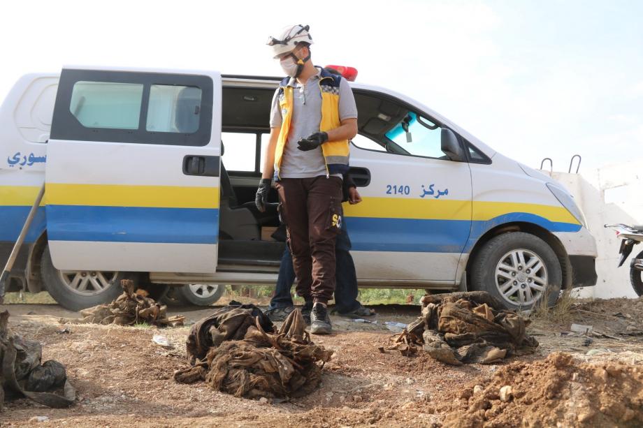 طواقم الدفاع المدني السوري خلال العثور على جثث في سوريا