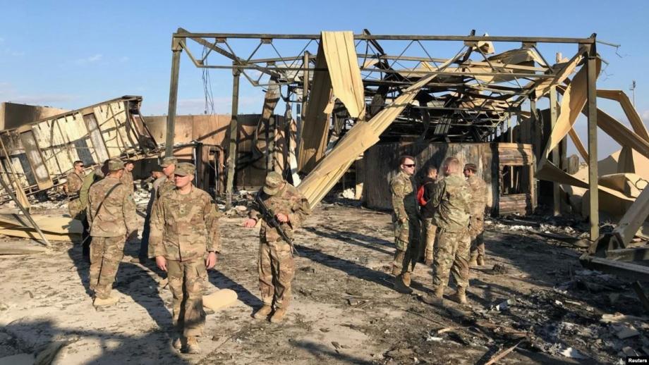 جنود أميركيون يعاينون الأضرار التي تعرضت لها قاعدة عين الأسد جراء القصف الإيراني مطلع العام الماضي
