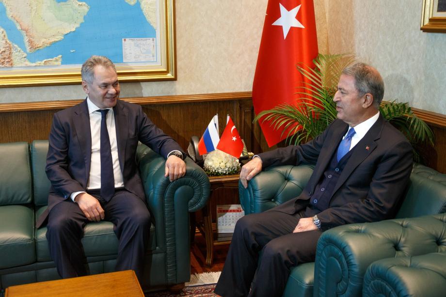 وزير الدفاع التركي خلوصي أكار مع نظيره الروسي سيرغي شويغو