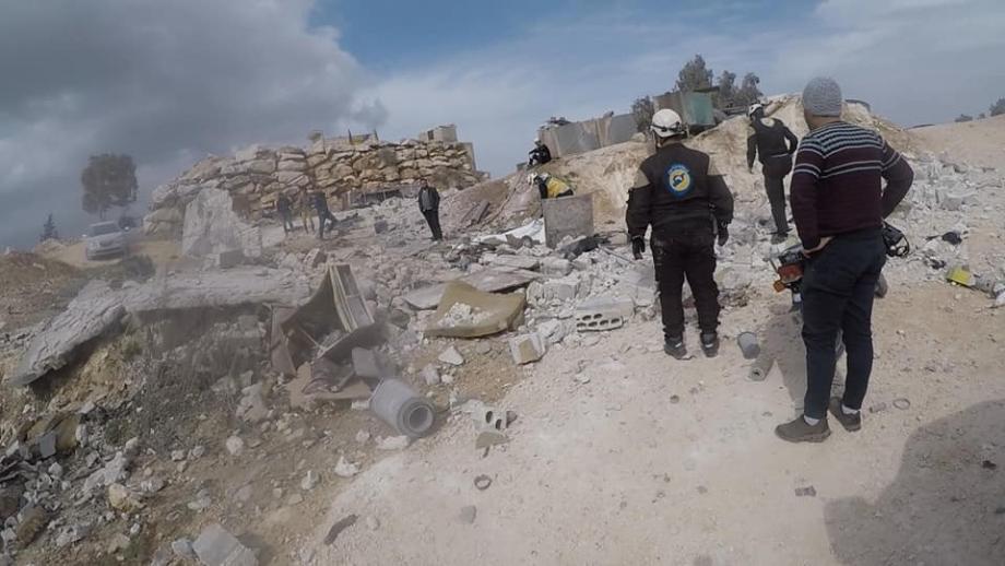 آثار الانفجار داخل مقلع حجارة غرب إدلب