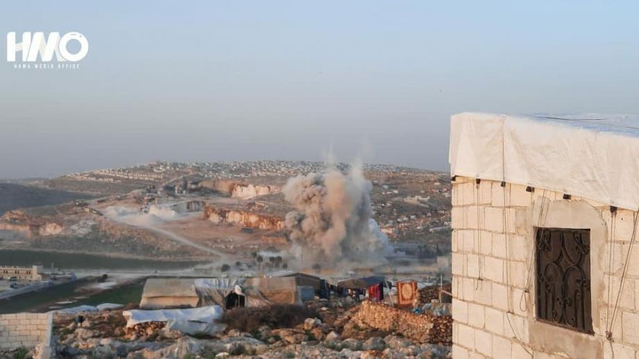 الطائرات الحربية الروسية تجدد قصفها بالصواريخ على أطراف مدينة سرمدا بريف إدلب